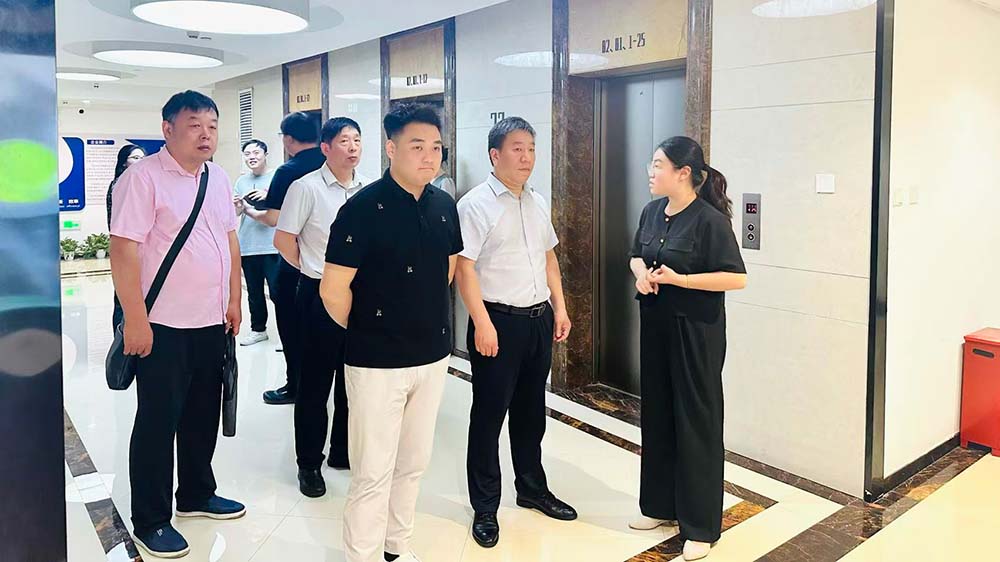 楊勝男向徐習(xí)軍一行介紹公司發(fā)展情況.jpg